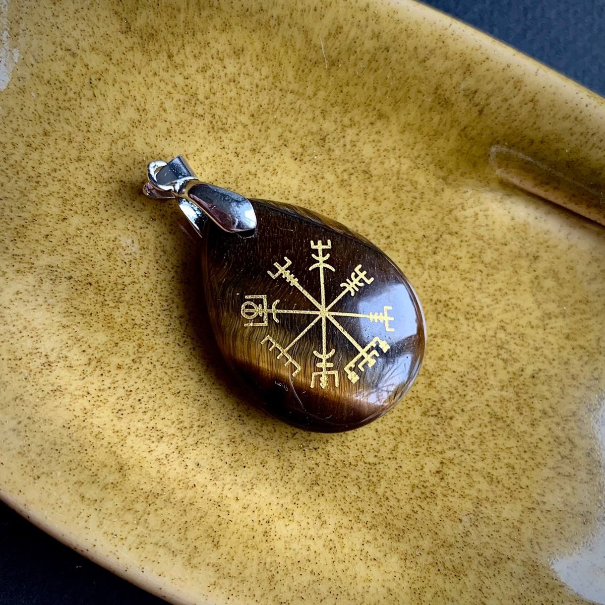 Кулон-підвіс Вегвізир "Vegvísir" із натуральним каменем тигрове око