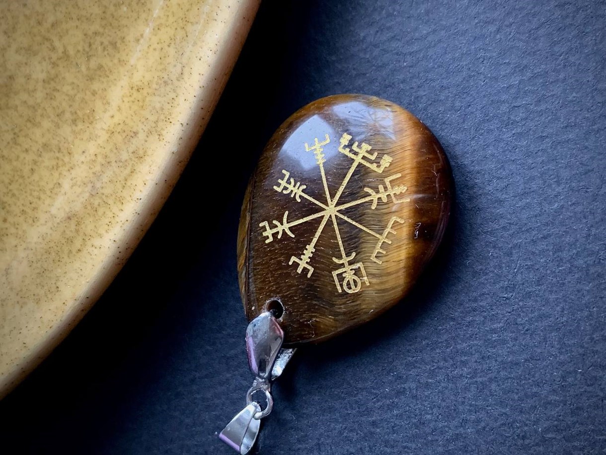 Кулон-підвіс Вегвізир "Vegvísir" із натуральним каменем тигрове око