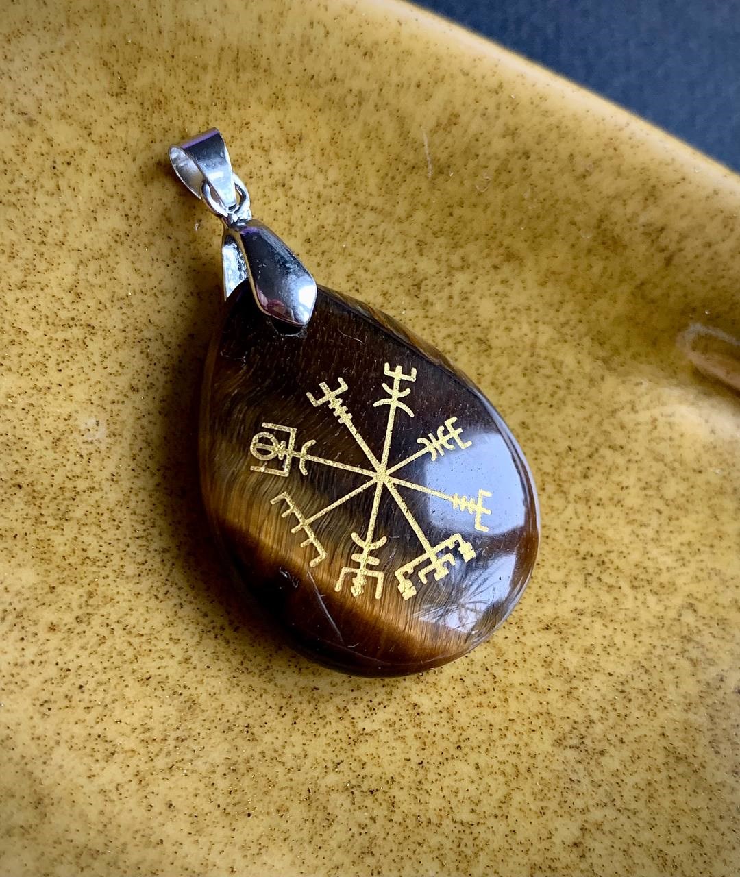 Кулон-підвіс Вегвізир "Vegvísir" із натуральним каменем тигрове око