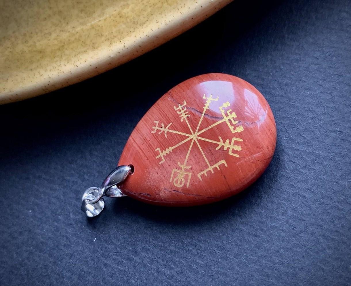 Кулон-підвіс із символом Вегвізир ("Vegvísir") на натуральному камені червона яшма