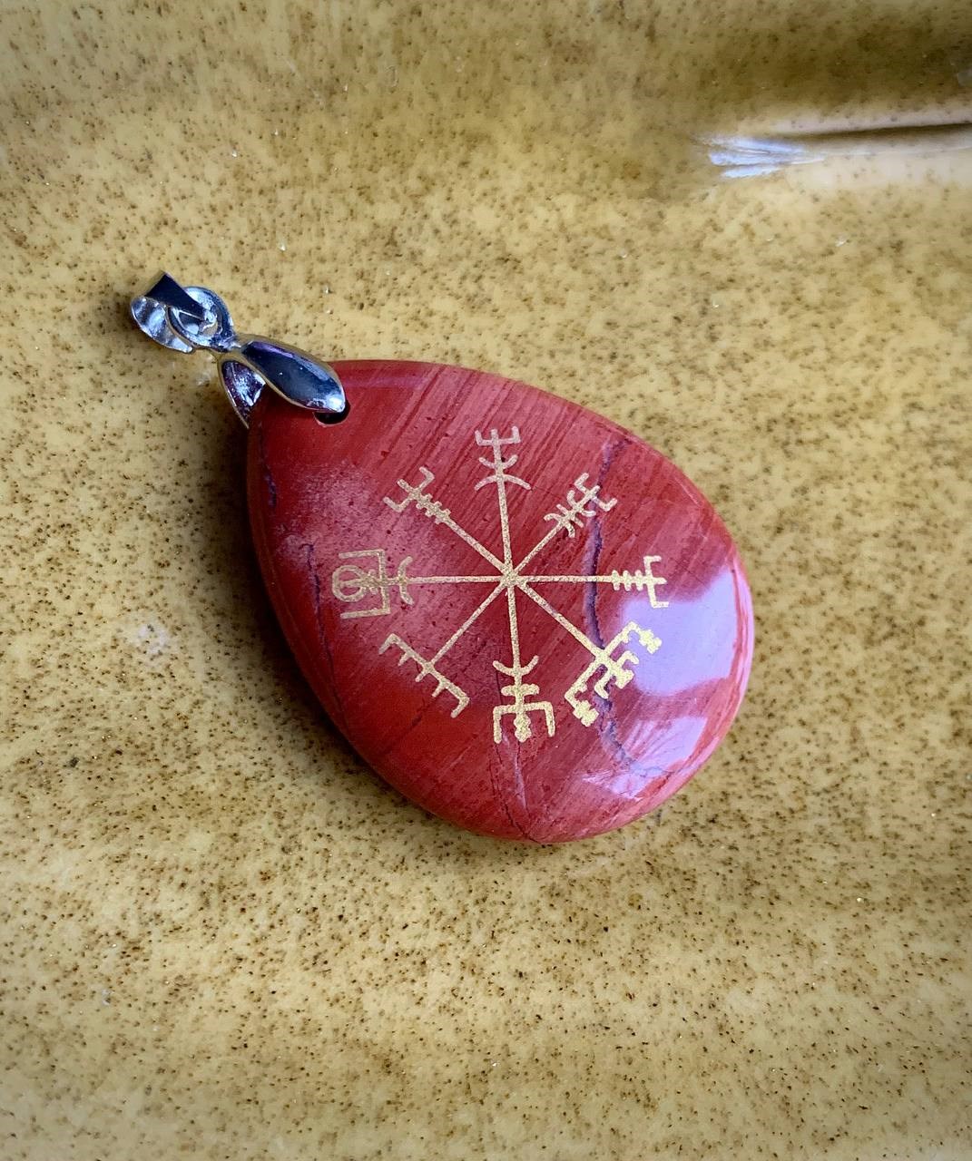 Кулон-підвіс із символом Вегвізир ("Vegvísir") на натуральному камені червона яшма