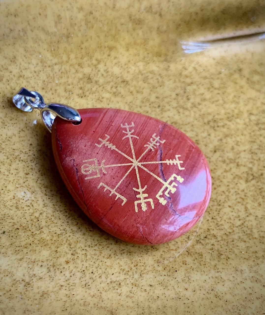 Кулон-підвіс із символом Вегвізир ("Vegvísir") на натуральному камені червона яшма