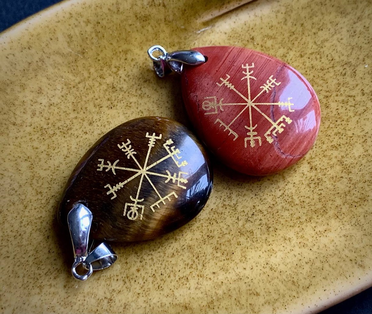 Кулон-підвіс із символом Вегвізир ("Vegvísir") на натуральному камені червона яшма