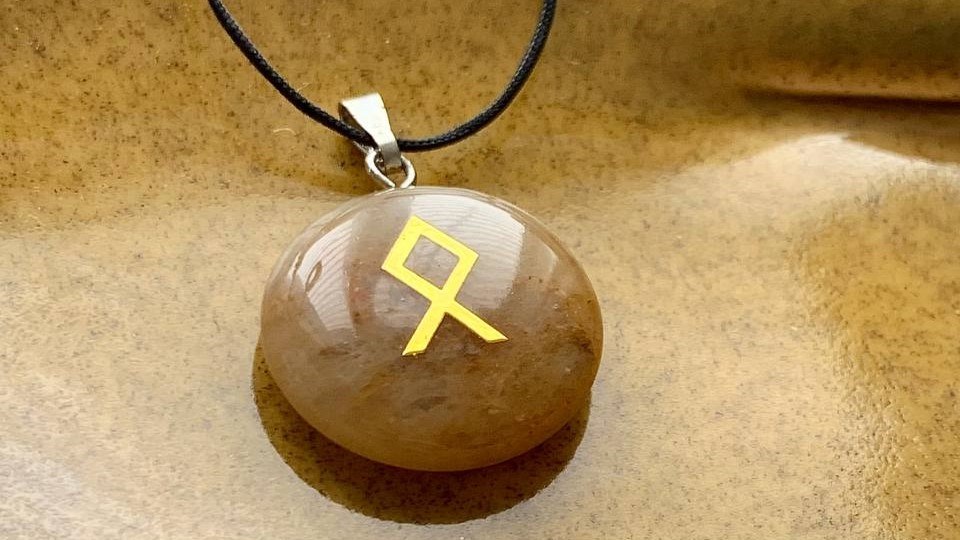 Кулон-підвіска руна Одал (ᛟ) на камені жовтий халцедон: оберіг для дому та сім'ї