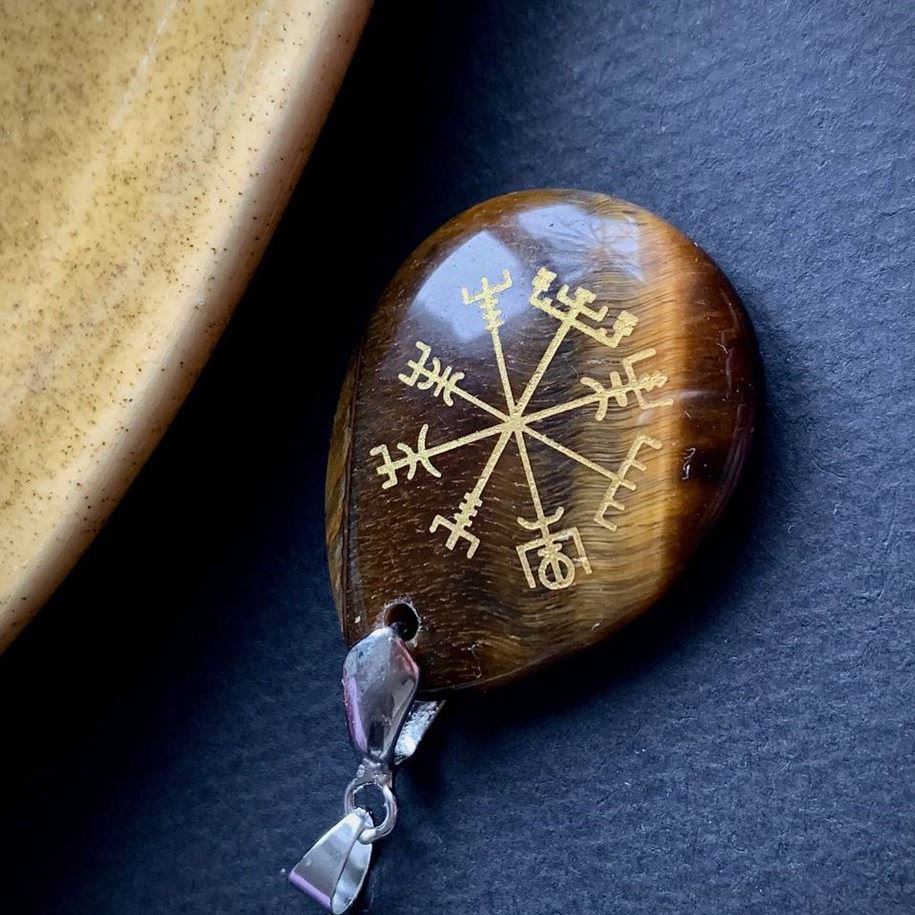 Кулон-підвіс Вегвізир "Vegvísir" із натуральним каменем тигрове око