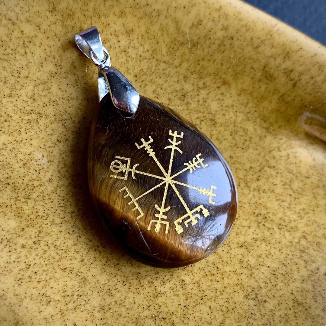 Кулон-підвіс Вегвізир "Vegvísir" із натуральним каменем тигрове око
