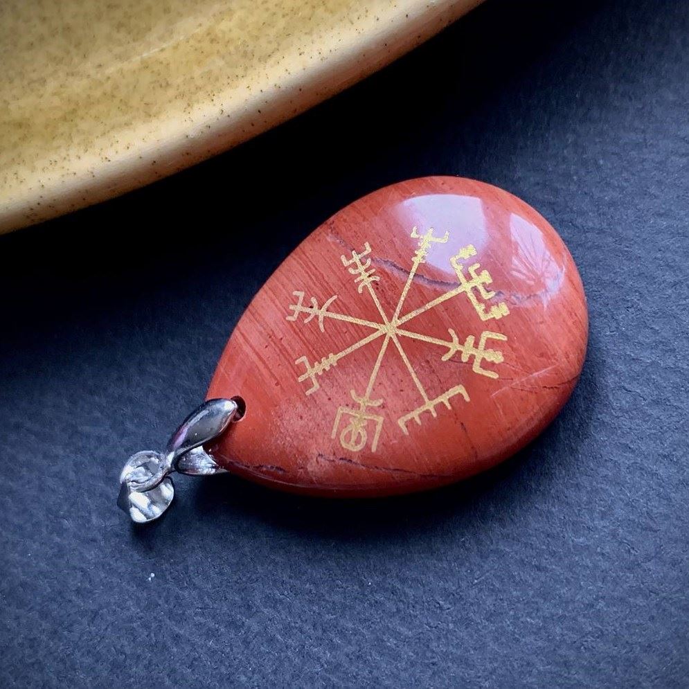 Кулон-підвіс із символом Вегвізир ("Vegvísir") на натуральному камені червона яшма
