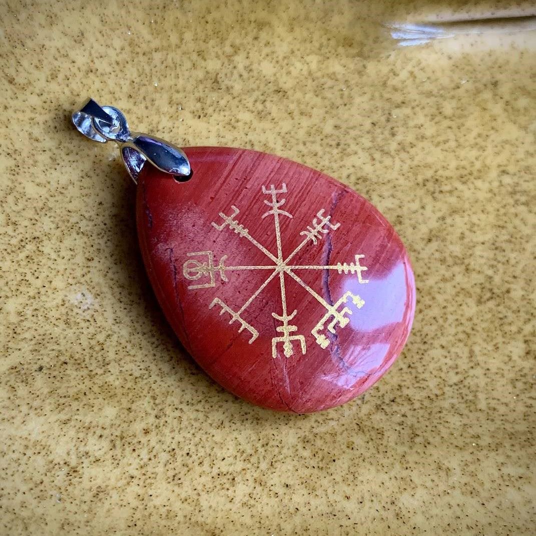Кулон-підвіс із символом Вегвізир ("Vegvísir") на натуральному камені червона яшма