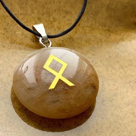 Кулон-підвіска руна Одал (ᛟ) на камені жовтий халцедон: оберіг для дому та сім'ї